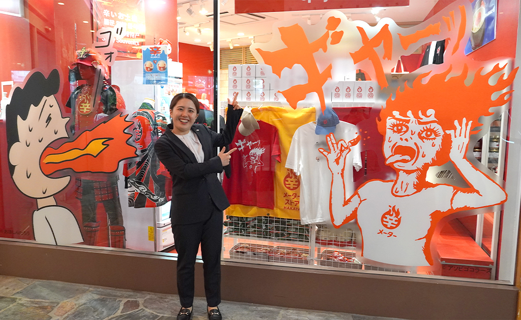 お店の前でポーズをとるチーム激辛・わこ隊員