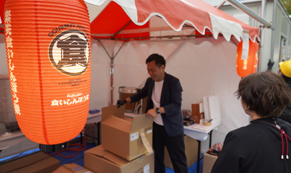 年に一度の祭を前に、いざ店舗設営